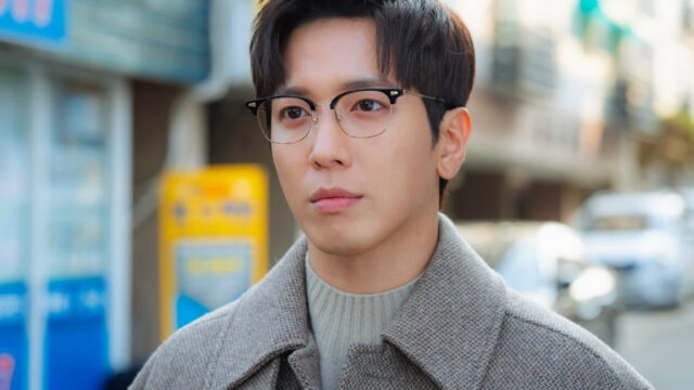 Jung Yong Hwa jako Uhm Tae Bong v Oh My Guard