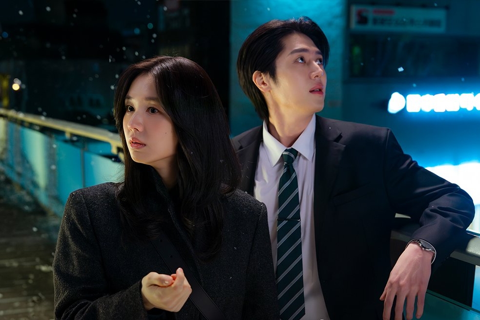 Ahn Eun Jin jako Lee Mi Do a Lee Joo Ahn jako Han Tae Seung v A Love Other Than Yours