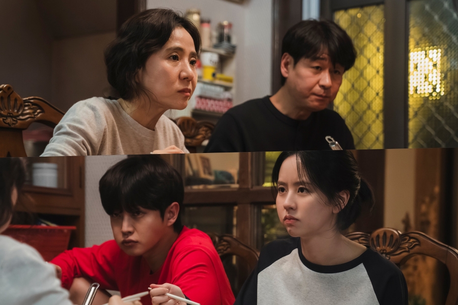 Seo Jeong Yeon jako Im Yong Seok a Kim Min Seok jako Im Yoo Sung a Kim So Hyun jako Im Yoo Jin v Between Steps